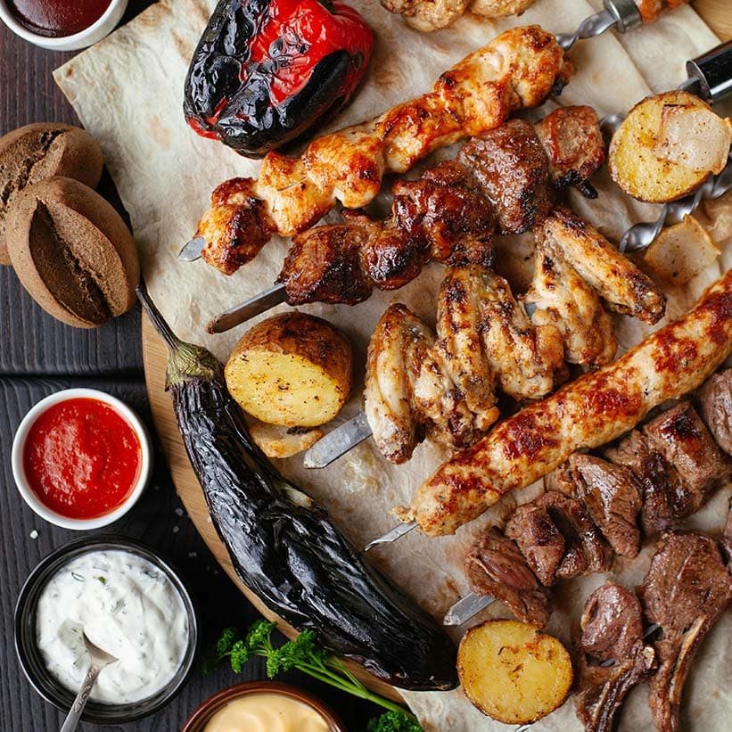 Área de barbacoa junto a la piscina con mesa preparada