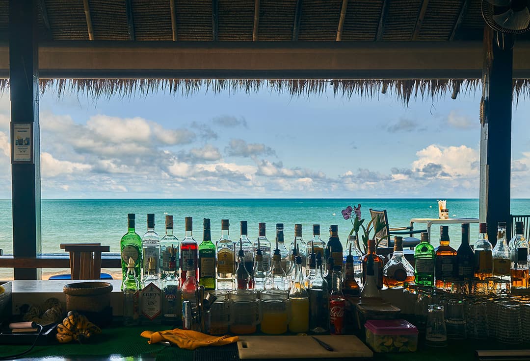 Chiringuito de playa con mariscos y bebidas