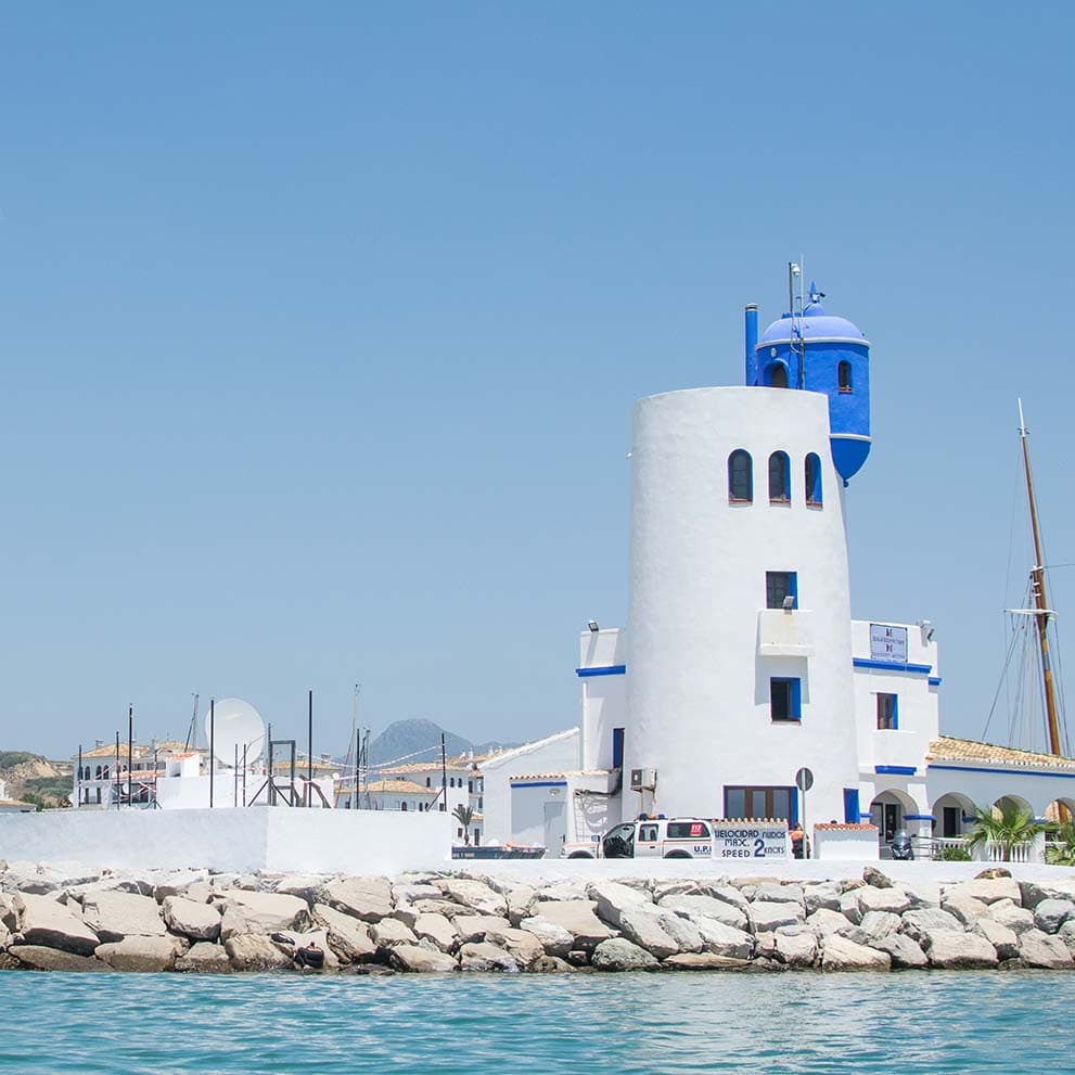 Marina del Puerto de la Duquesa con barcos y restaurantes